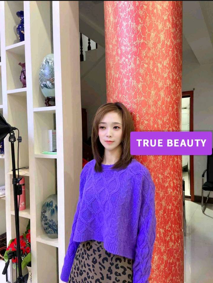 天旺广场对面的简单小妹子